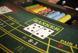 Tata letak meja Domino QQ dengan empat pemain, dealer, dan sistem pertaruhan di platform api gacor888